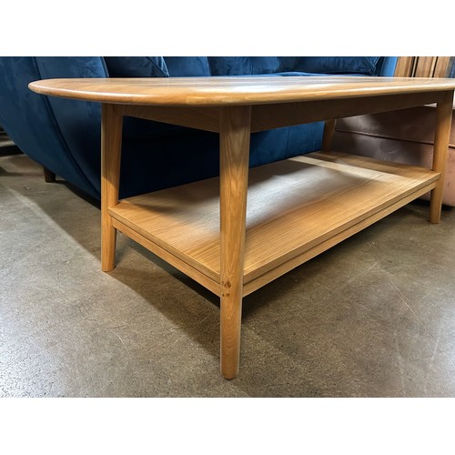 3022 - An oak coffee table