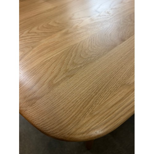 3022 - An oak coffee table