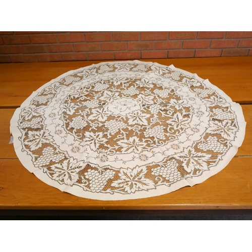 2191 - A quantity of genuine Nottingham lace; two very large tablecloths, a bedspread and other lace