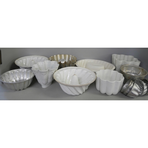 2192 - A collection of ceramic and tin jelly and blancmange moulds including Shelley **PLEASE NOTE THIS LOT... 