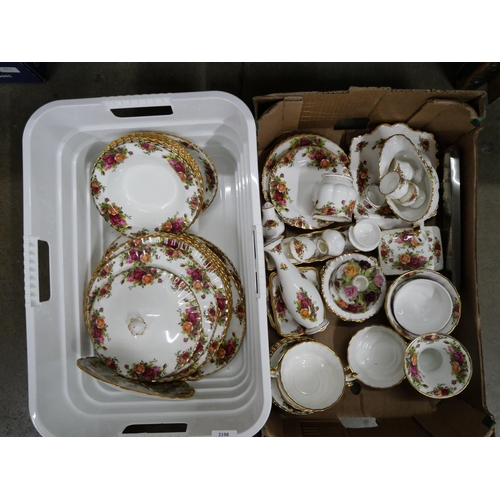 2198 - A collection of Royal Albert Old Country Roses dinnerwares and ornaments, etc.