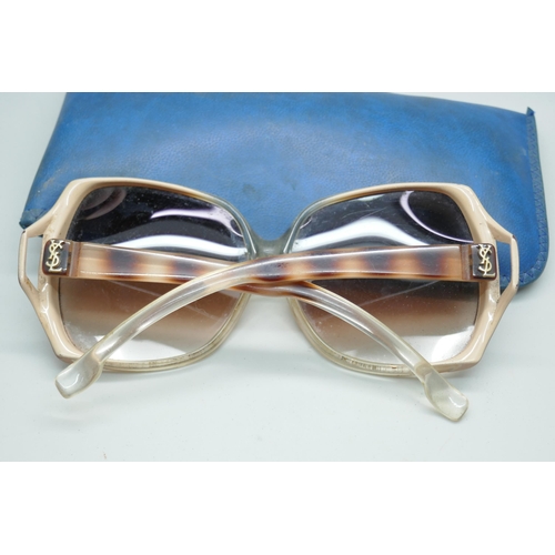 2211 - A pair of vintage 1970s lady's Yves Saint Laurent oversize sunglasses, made in France, 7891 Y03, wit... 