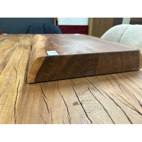 3093 - A hardwood chopping board