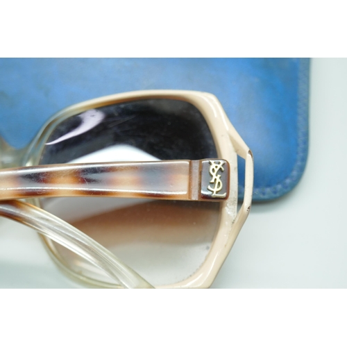 2211 - A pair of vintage 1970s lady's Yves Saint Laurent oversize sunglasses, made in France, 7891 Y03, wit... 