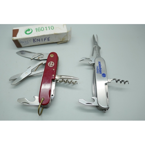 2220 - Two multi-tool knives