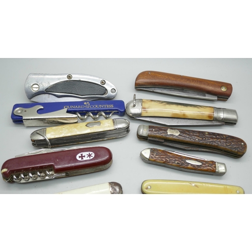 2226 - A collection of pocket knives