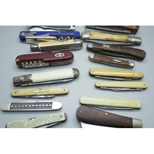 2226 - A collection of pocket knives