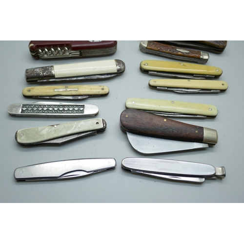 2226 - A collection of pocket knives