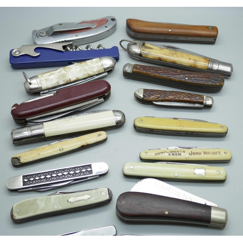 2226 - A collection of pocket knives