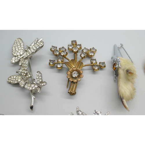 2231 - A collection of brooches