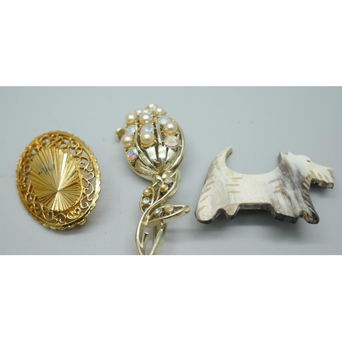 2231 - A collection of brooches