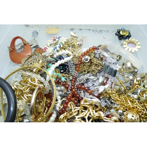 2237 - A collection of vintage costume jewellery