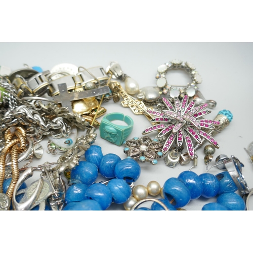 2238 - A collection of vintage costume jewellery