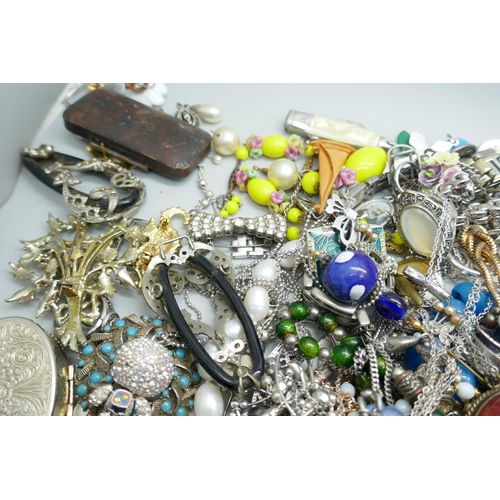 2238 - A collection of vintage costume jewellery