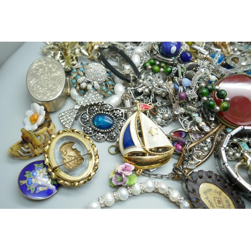 2238 - A collection of vintage costume jewellery