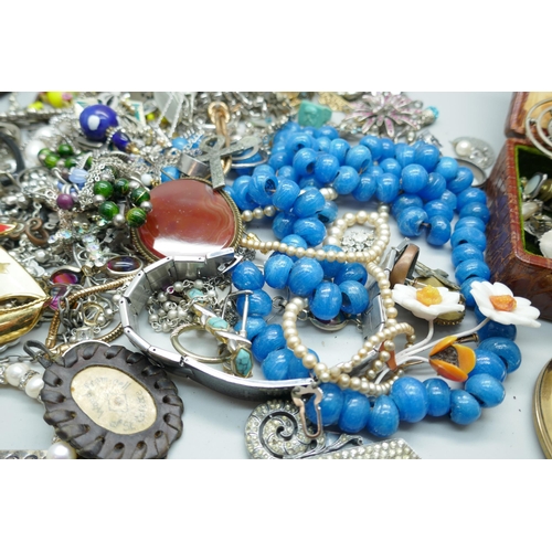 2238 - A collection of vintage costume jewellery