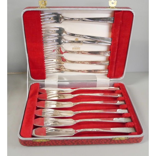 2266 - A set of silver plated fish knives and forks in presentation box and a stoneware water bottle