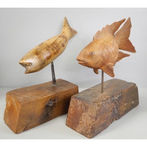 2270 - Two carved fish, a mounted pikes head and one other pikes head