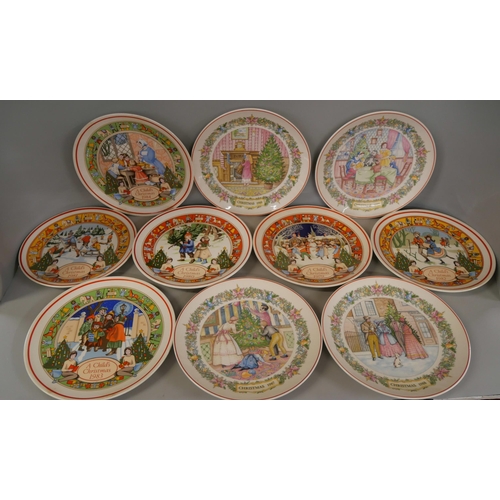 2315 - Collectors plates including Coalport Folklore Legends, Motor Racing, Aviation and Christmas plates, ... 