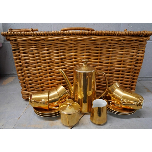 2316 - A wicker hamper containing a gold lustre tea set