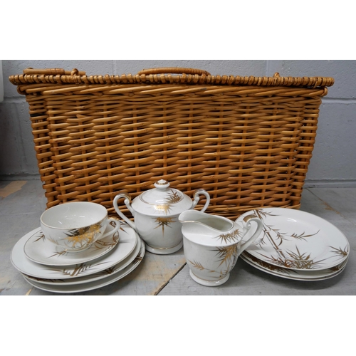 2316 - A wicker hamper containing a gold lustre tea set