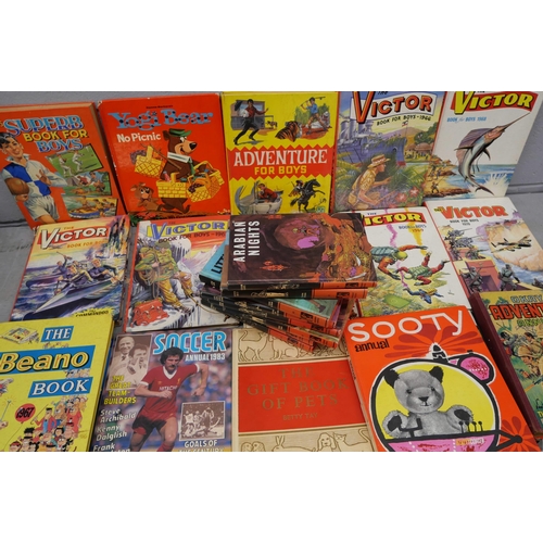 2322 - Six The Victor Book for Boys, 1960s, eight Bancroft Classics books, other books and annuals includin... 