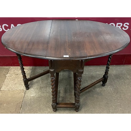 78 - An early 20th Century oak barleytwist single drawer gateleg table