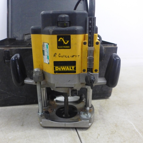 5002 - A DeWalt DW625EL-XM, 110v, router in case with drill bits