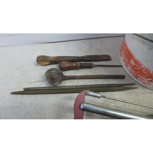 5026 - 5 assorted bow saws and a bucket of various hand tools including a Record No.4 wood plane, brush, sc... 