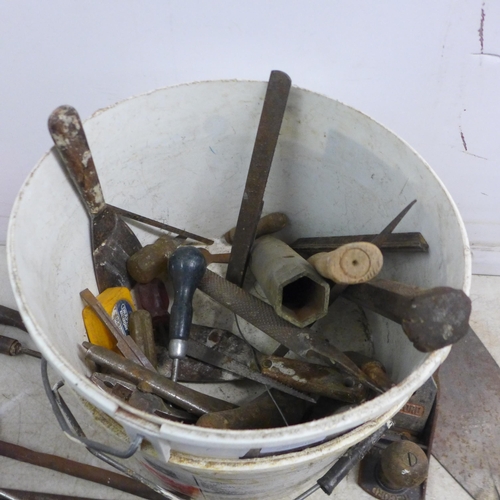 5026 - 5 assorted bow saws and a bucket of various hand tools including a Record No.4 wood plane, brush, sc... 