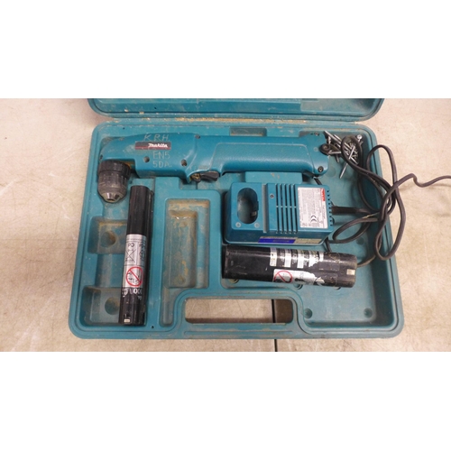 5035 - A Makita DA391D battery operated angle head screwdriver with two batteries and fast charger - in cas... 