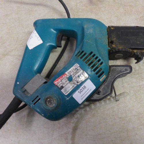 5038 - A Makita 6834 240V plaster board screw gun
**Failed pat test due to damaged cable**