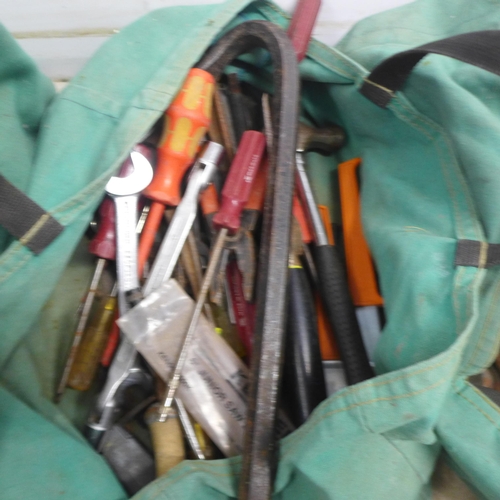 5051 - 4 bags of assorted hand tools, mainly screwdrivers