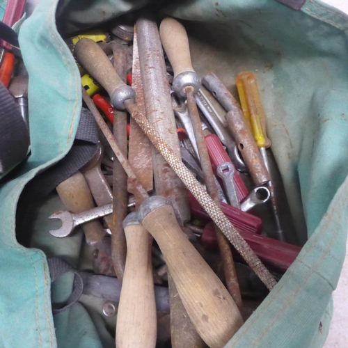 5051 - 4 bags of assorted hand tools, mainly screwdrivers