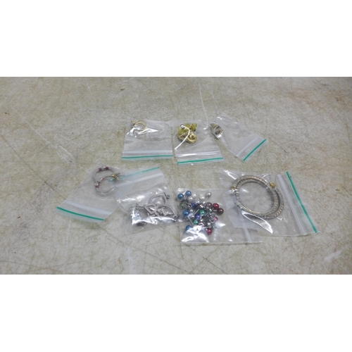 5091 - Approximately 100 pairs of costume earrings