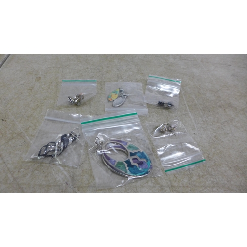 5091 - Approximately 100 pairs of costume earrings