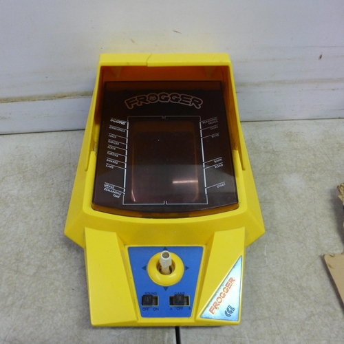 5104 - A Scramble electronic mini arcade game, a Frogger mini arcade game and 2 Simpson characters on skate... 