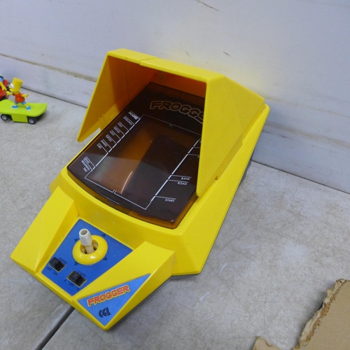 5104 - A Scramble electronic mini arcade game, a Frogger mini arcade game and 2 Simpson characters on skate... 