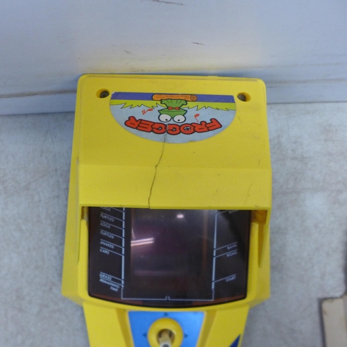 5104 - A Scramble electronic mini arcade game, a Frogger mini arcade game and 2 Simpson characters on skate... 