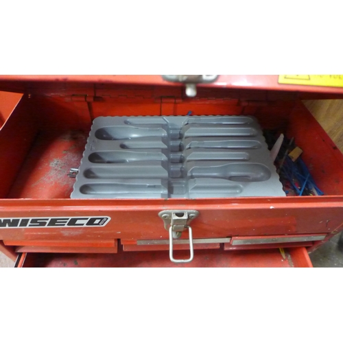 5122 - 2 red metal tool chests, Wisco 6 drawer and an unbranded 4 drawer and cabinet trolley