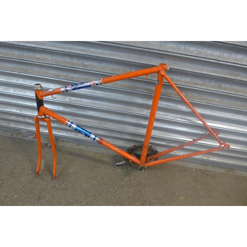 5167 - A collection of vintage bike frames and parts including Carlton and Robin Williamson