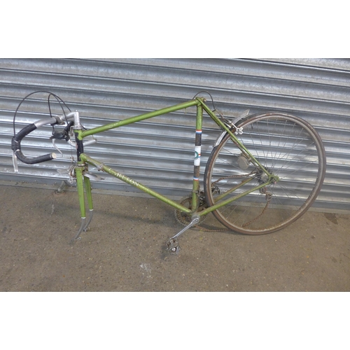 5167 - A collection of vintage bike frames and parts including Carlton and Robin Williamson