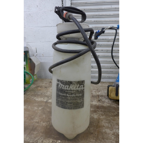 5186 - A Makita liquid supply tank