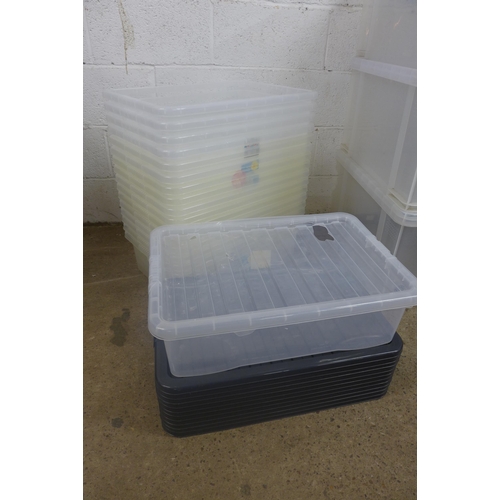 5207 - 8 plastic storage boxes