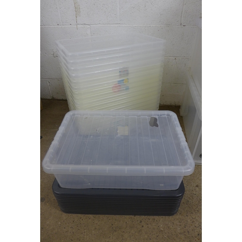 5208 - 8 plastic storage boxes