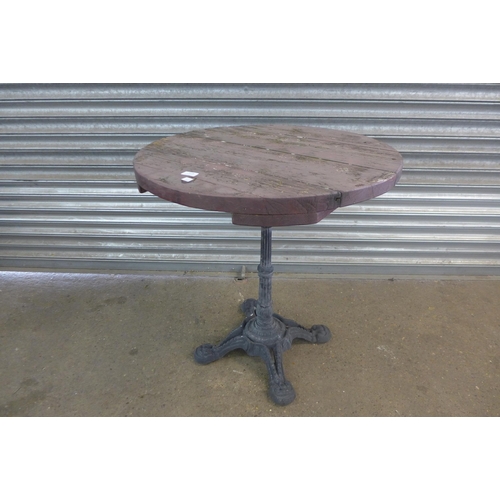 5229 - A wooden topped circular pub table with cast metal base