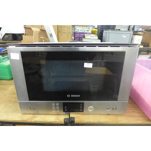 5253 - A Bosch HMT85ML53B, 900W integrated microwave