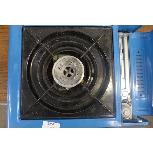 5258 - A quantity of camping gas stoves including Camp Bistro Voyager and Lloyd Tronik and two 4.5kg gas bo... 