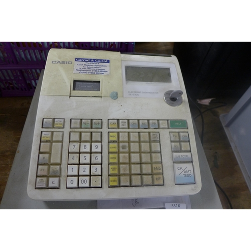 5316 - A casio SE-s300 electronic point of sale till with key