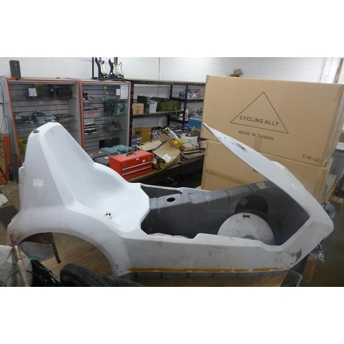 5318 - A Sinclair C5 frame, plastic body, and parts